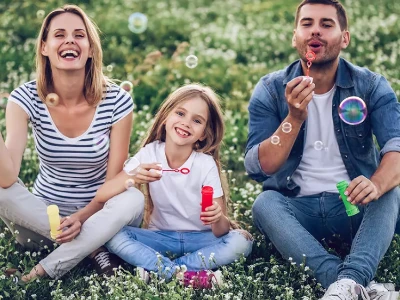 Los miembros de una familia, sentados en el césped.