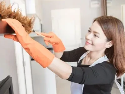 Seorang wanita sedang membersihkan rumah