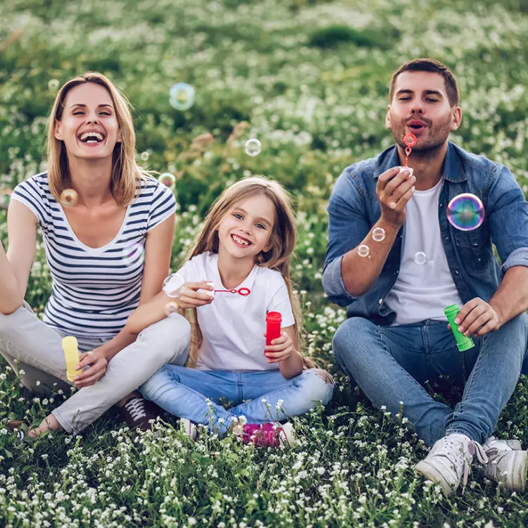 Una familia juega en un campo al aire libre