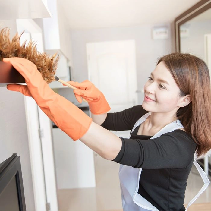 Seorang wanita sedang membersihkan rumah